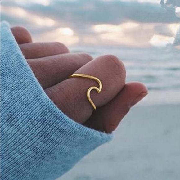 Jewelry - Gold tone Wave Ring Sz 7